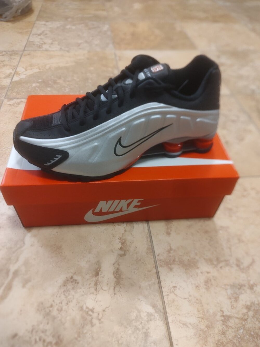 NIKE SHOX R4 Black Metallic Size 10.5